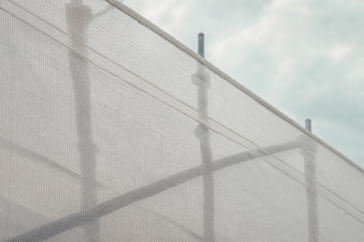 養生メッシュ越しの現場の空